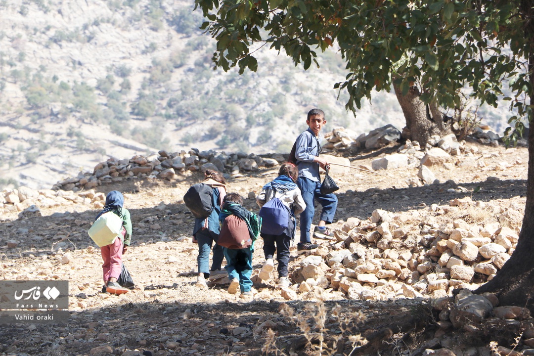 اهالی روستای پَلُم در سوسن شرقی شهرستان ایذه از داشتن تمام امکانات اولیه از جمله آب آشامیدنی، برق، گاز، خانه بهداشت، آنتن‌دهی موبایل و جاده محروم بوده و نیازمند توجه جدی مسئولان جهت رفع آن هستند. این در حالیست که در ایام مختلف سال، گروه‌های مختلف در قالب تیم‌های جهادی جهت رسیدگی به برخی از نیازهای آنها در منطقه حضور پیدا می‌کنند و خدمات اولیه‌ای به آنها ارائه می‌دهند.